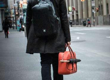 Man carrying Feuvio bag